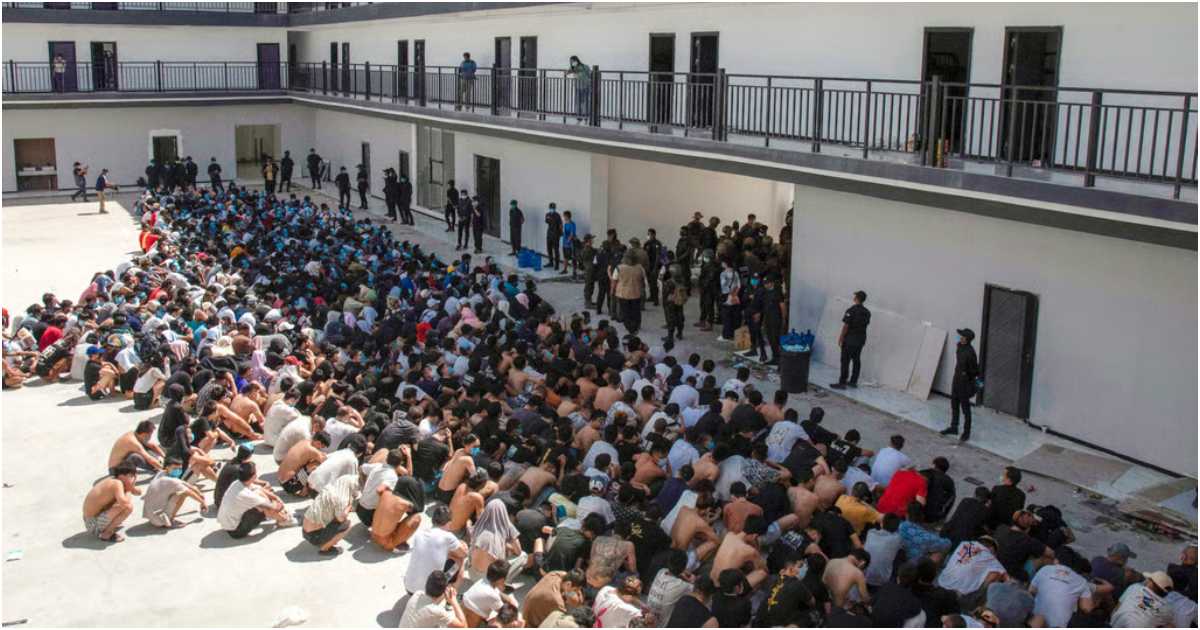 সশস্ত্র ব্যক্তিটি হুয়াংকে মিয়ানমারের কাইজুয়ান নামের একটি ভবন এলাকায় নিয়ে যান। সেখানে তার মাথা ন্যাড়া করে দিয়ে টেলিকম প্রতারণা পরিকল্পনার বিষয়ে প্রশিক্ষণ দেওয়া হয়। ছবি: এসসিএমপি